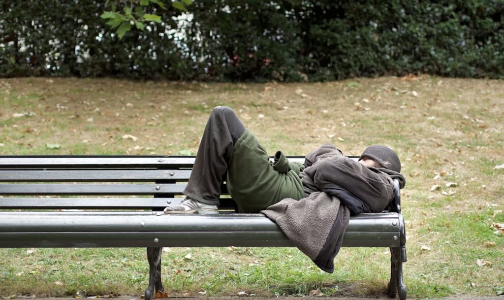 Un clujean nemultumit de persoanele fara adapost care au ocupat bancile dintr un bloc de pe strada Buzau Sunt zgomotosi si lasa mizerie