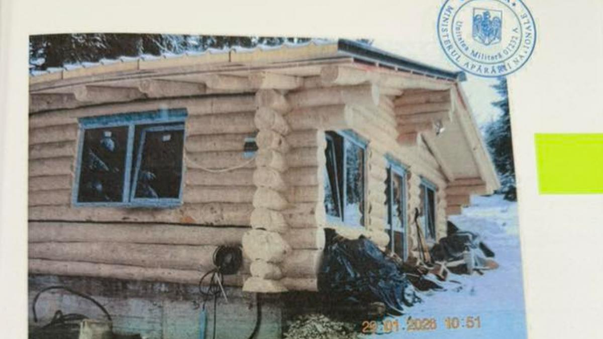 Unitate militara oferim cazare pentru turisti O cabana construita fara autorizatie a fost distrusa chiar intr o