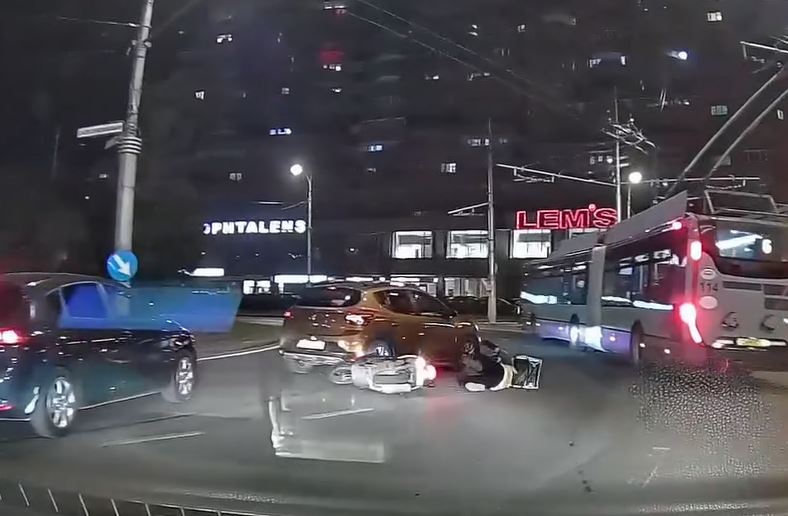 VIDEO Accident in Cluj Napoca Un livrator a tamponat o masina Din nou schimbarea benzilor in sensul giratoriu s a dovedit a fi o sarcina prea complicata