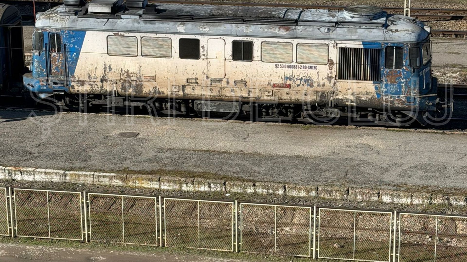 VIDEO CFR Calatori a ramas in urma vremurilor Locomotive de 5 stele la Cluj Nu as calatori cu acest tren nici macar pana la prima statie Dar avem pretentii de Dubai