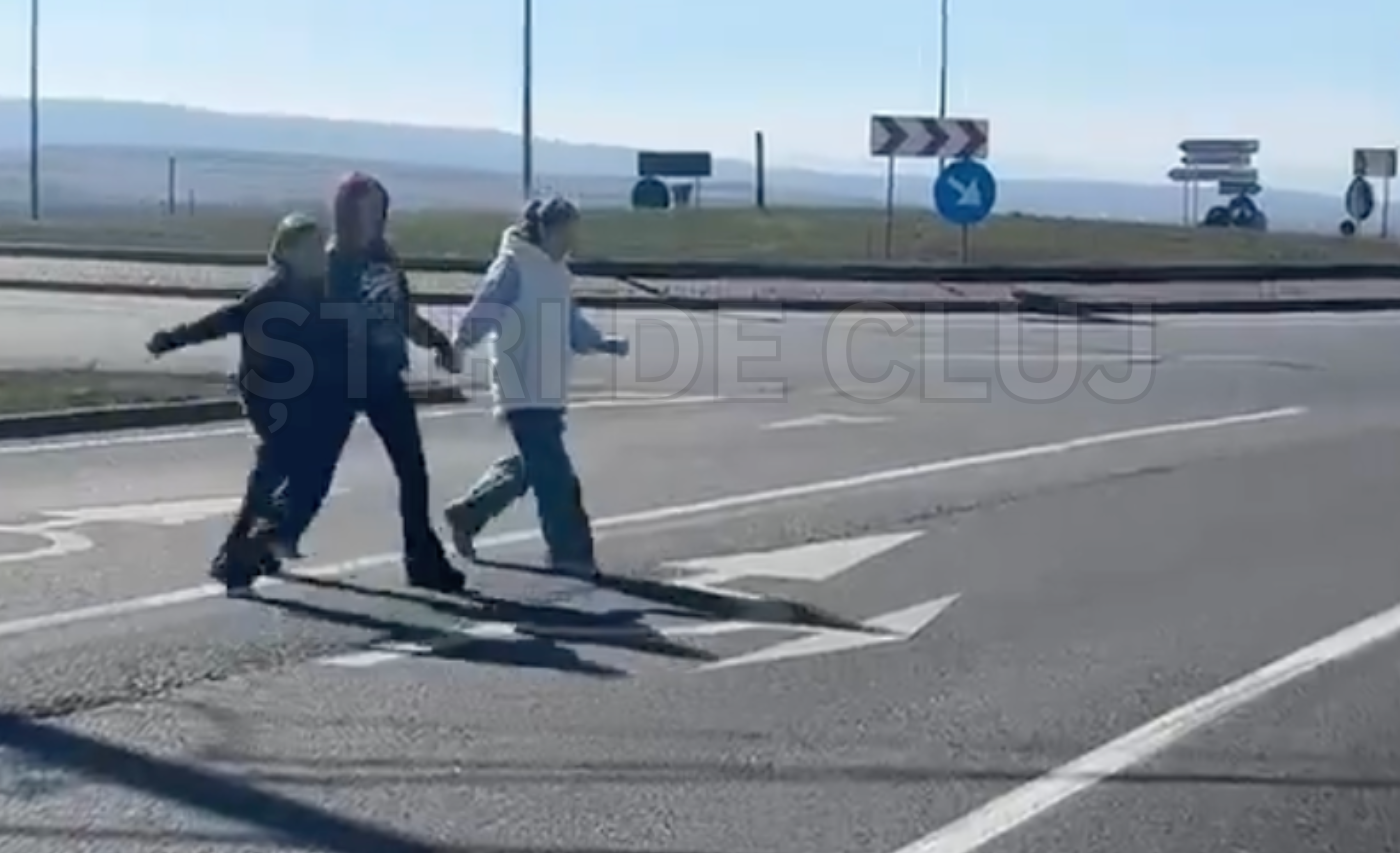 VIDEO Copiii din Cluj traverseaza zilnic 4 benzi deoarece nu au trecere de pietoni Nu au alta modalitate de a ajunge acasa Triesc cu frica in fiecare zi