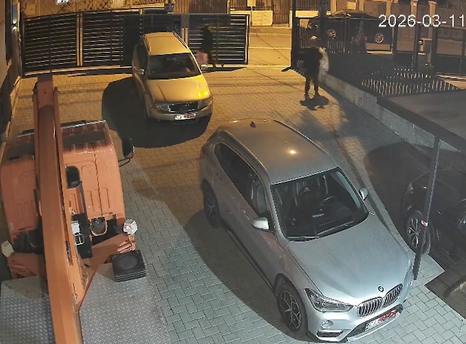 VIDEO Doi straini patrund in curtile locuitorilor de pe o strada din Cluj Napoca si colecteaza diverse obiecte