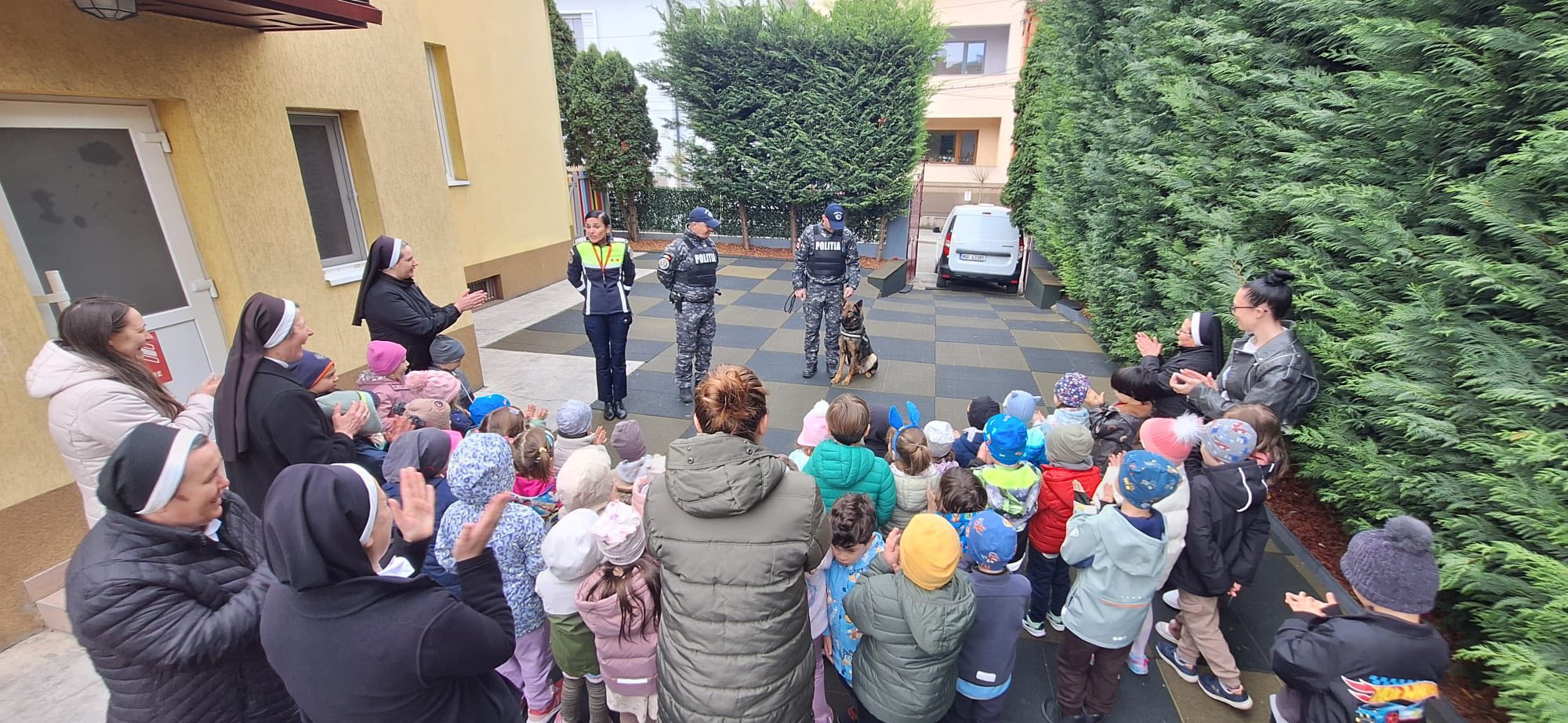 Ziua in care cainii de politie au intrat intr o gradinita din Cluj 58 de copii fata in fata cu cainii de la Criminalistica