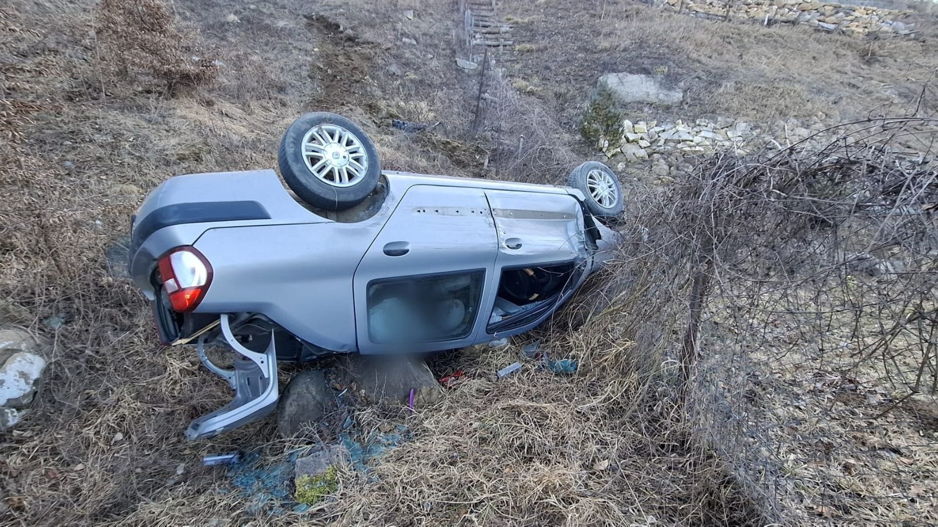 accident in cluj doua masini s au lovit violent iar una dintre ele a cazut intr o ripa de 10 metri adancime un barbat a fost dus la spital