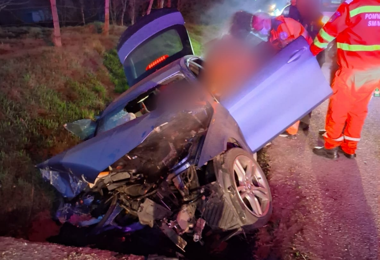 accident matinal un tanar de 20 de ani ranit dupa ce a ramas prins intr un accident violent pompierii din cluj l au salvat cu dificultate