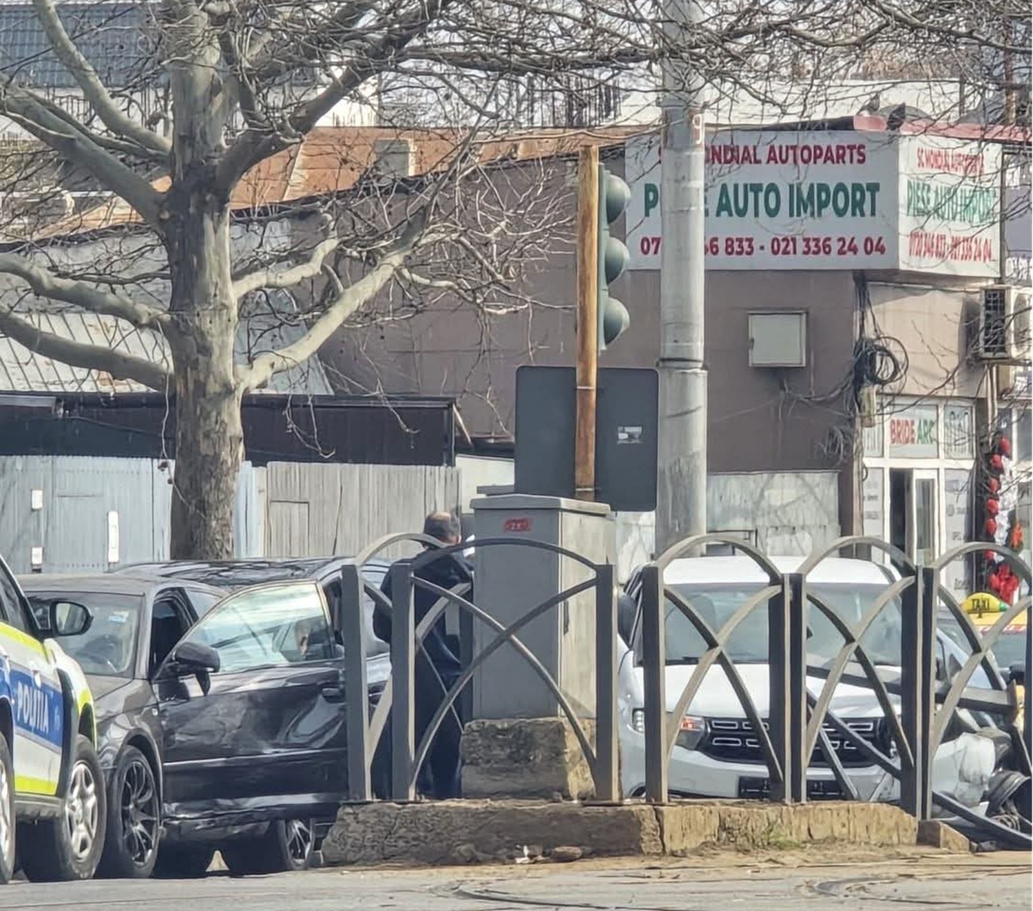 accident rutier cu trei masini in bucuresti un refugiu de tramvai a fost distrus