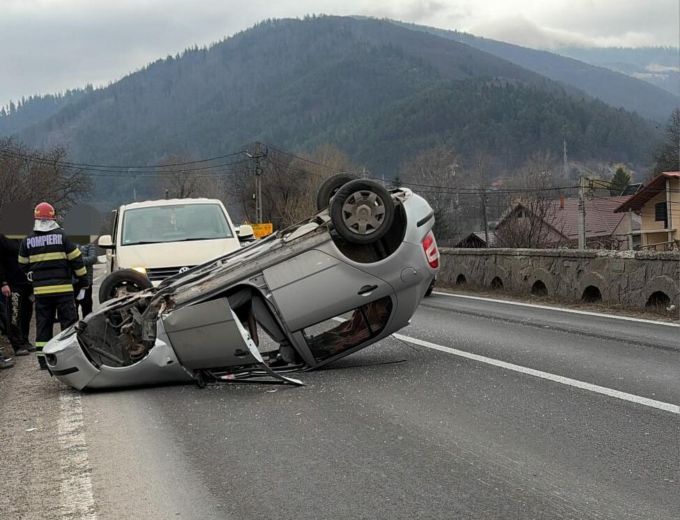 accident rutier intro comuna din neamt o masina s a rasturnat pe plafon traficul oprit pe o directie