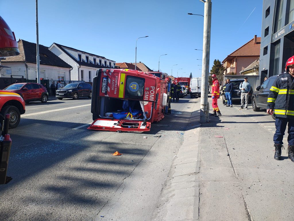 actualizare ambulanta smurd si un vehicul implicate intr un accident pe o strada din sibiu a fost activat planul rosu