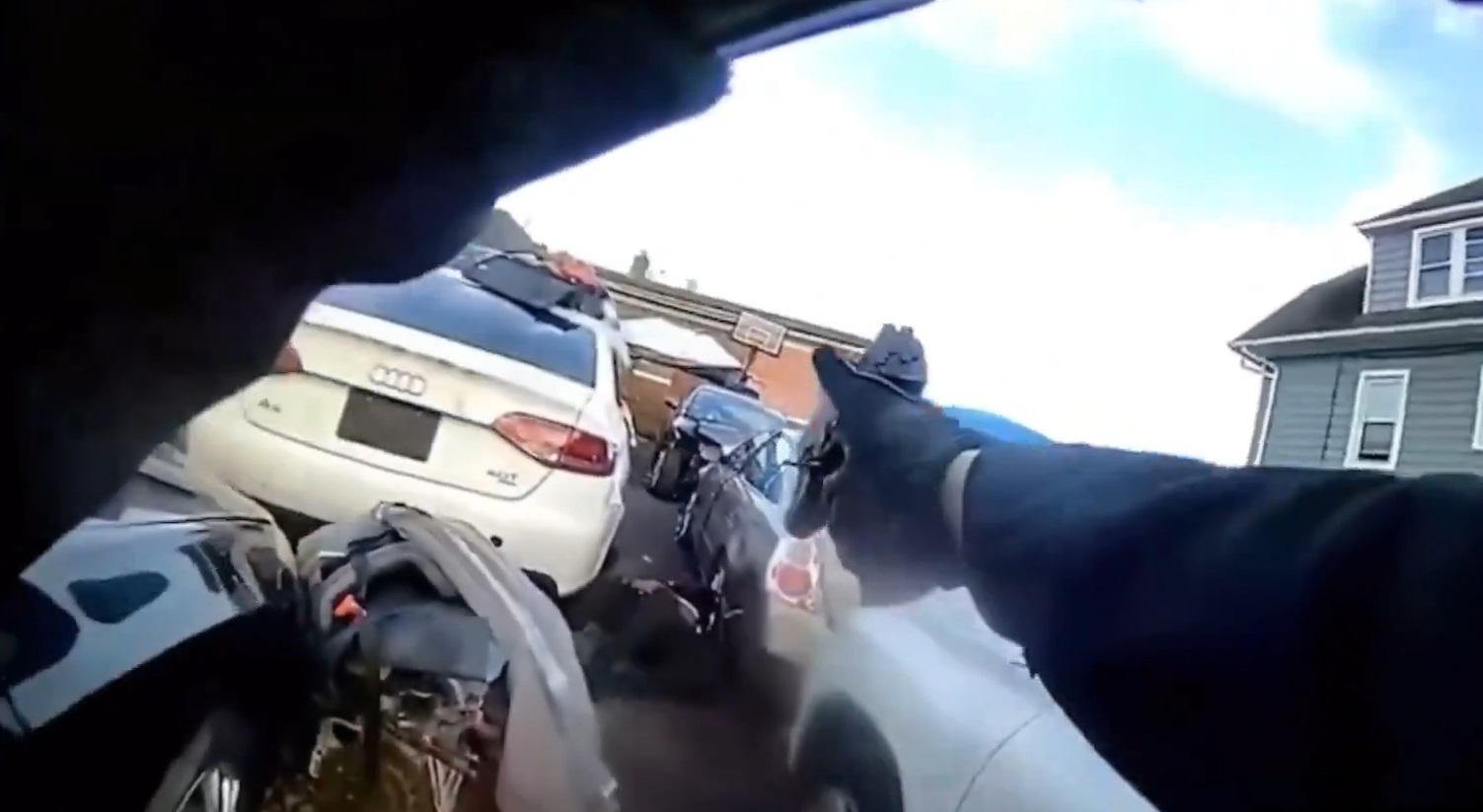 caz controversat in sua un politist in timpul unei crize de anxietate a folosit ambulanta care era destinata unui barbat impuscat de politie