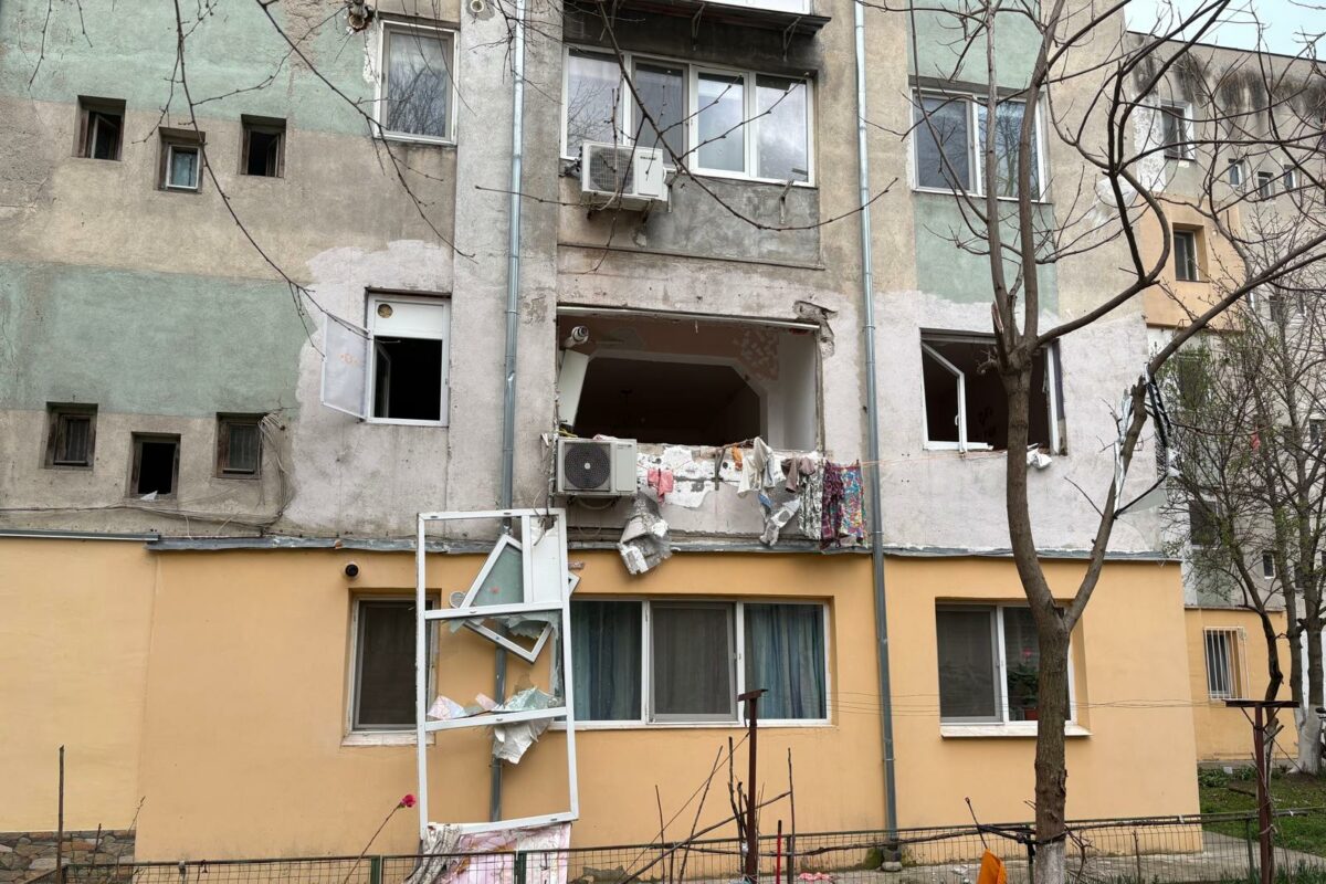 explozie puternica intr un bloc din caracal cel puin patru apartamente au suferit daune