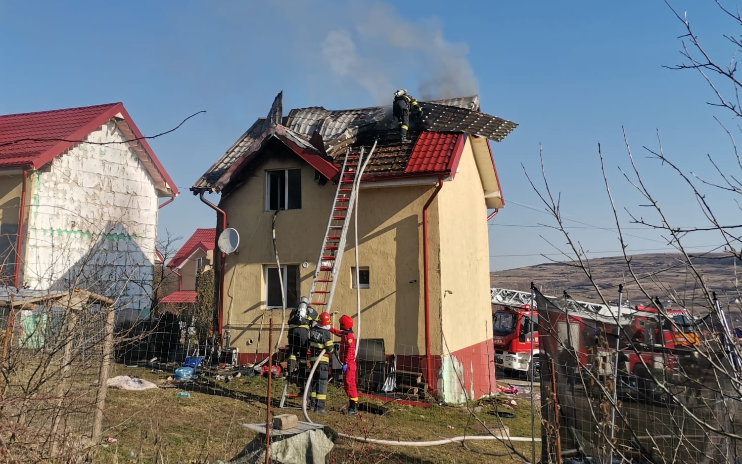 incendiu devastator in cluj acoperisul unei case a fost afectat pe o suprafata de 80 de metri patrati au fost necesare 3 autospeciale pentru a stinge flacarile