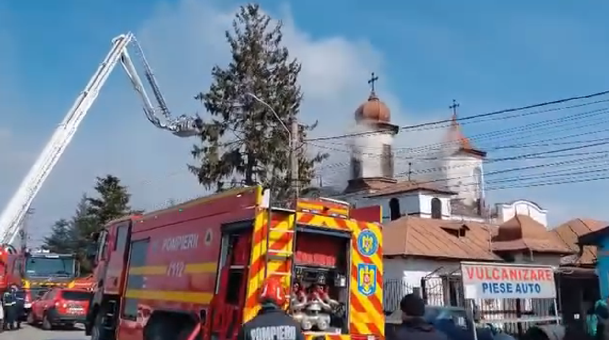 incendiu distrugator la o biserica din prahova 120 de persoane s au autoevacuat restrictii de circulatie pe dn1