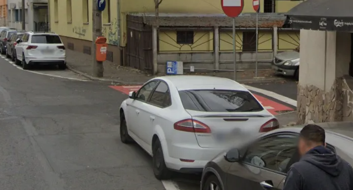 intersectie riscanta in cluj napoca vizibilitate reduse si vehicule care merg pe trotuar