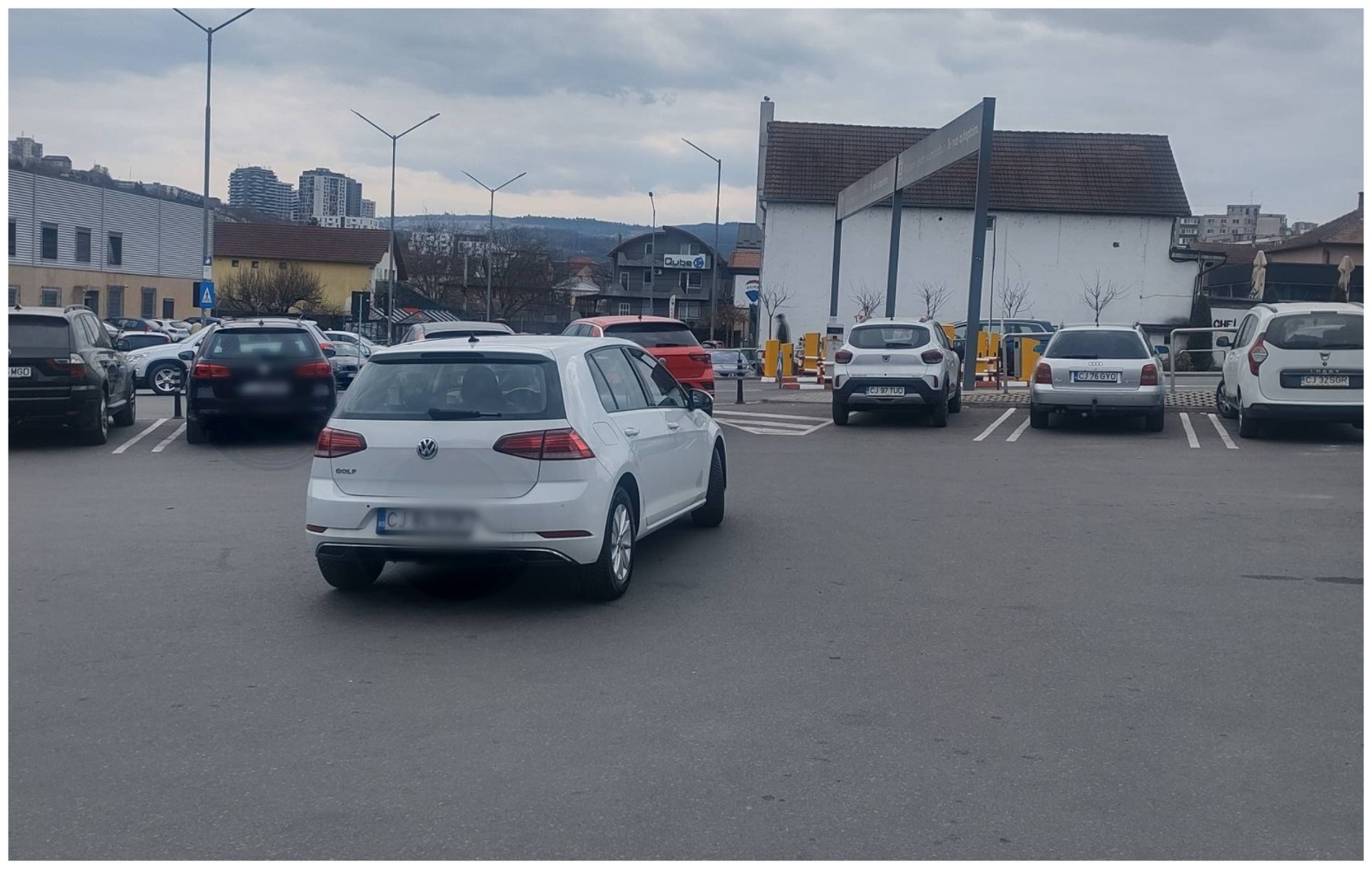 scena impresionanta intr o parcare din cluj napoca a abandonat masina in mijlocul parcarii motorina e prea scumpa pentru a cauta un loc