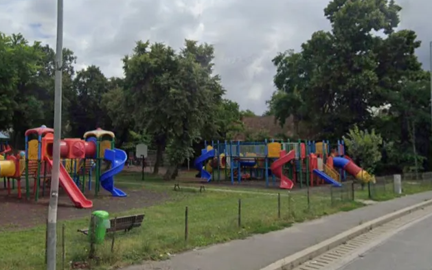 singurul parc pentru copii din dambul rotund cluj napoca este intr o stare inacceptabila copiii cad direct pe pamant de pe tobogan