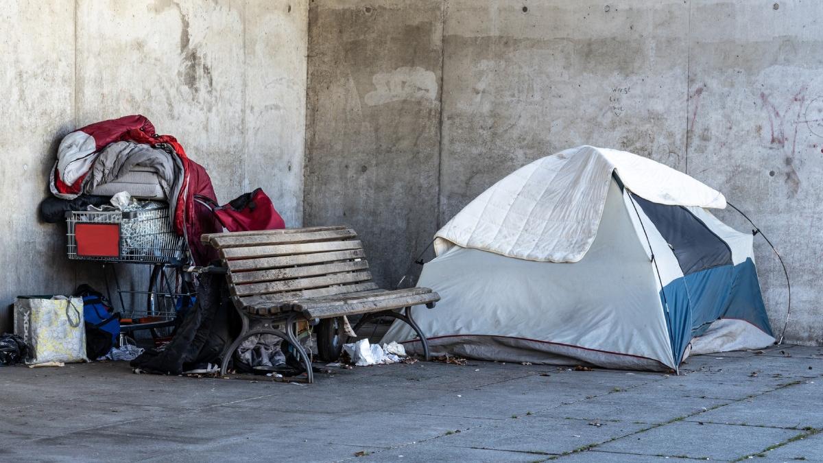 surpriza neplacuta a unei clujence un om al strazii si a improvizat casa in parcarea ei cu plata si s a mutat apoi direct pe bancheta din spate a masinii
