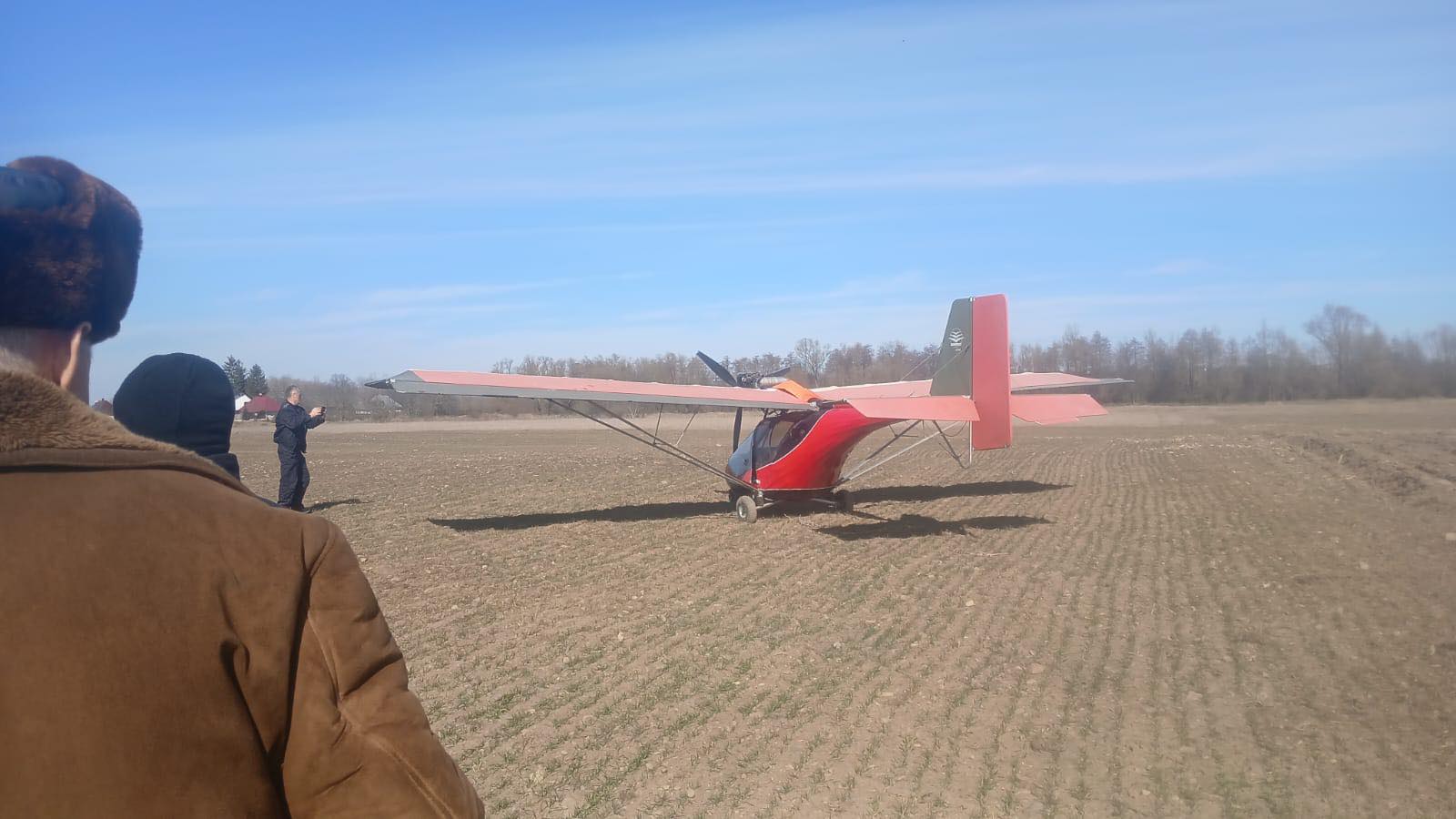 un ucrainean a evadat din calea razboiului cu un avion mic si a aterizat la Suceava