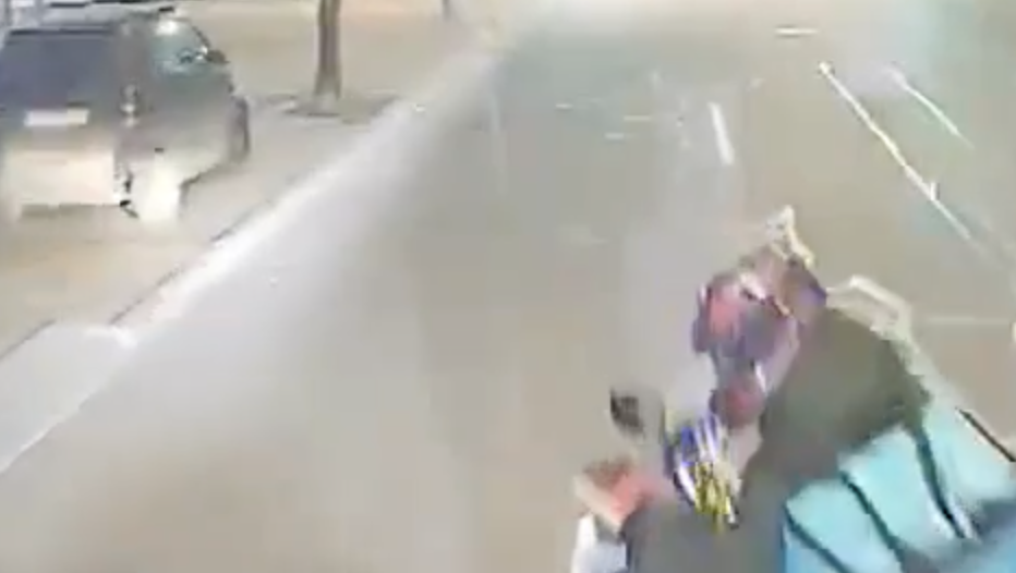 video curier pe scuter la un pas de a fi lovit in cluj a traversat 3 benzi fara sa se asigure deloc trebuie verificat nu cred ca are permis