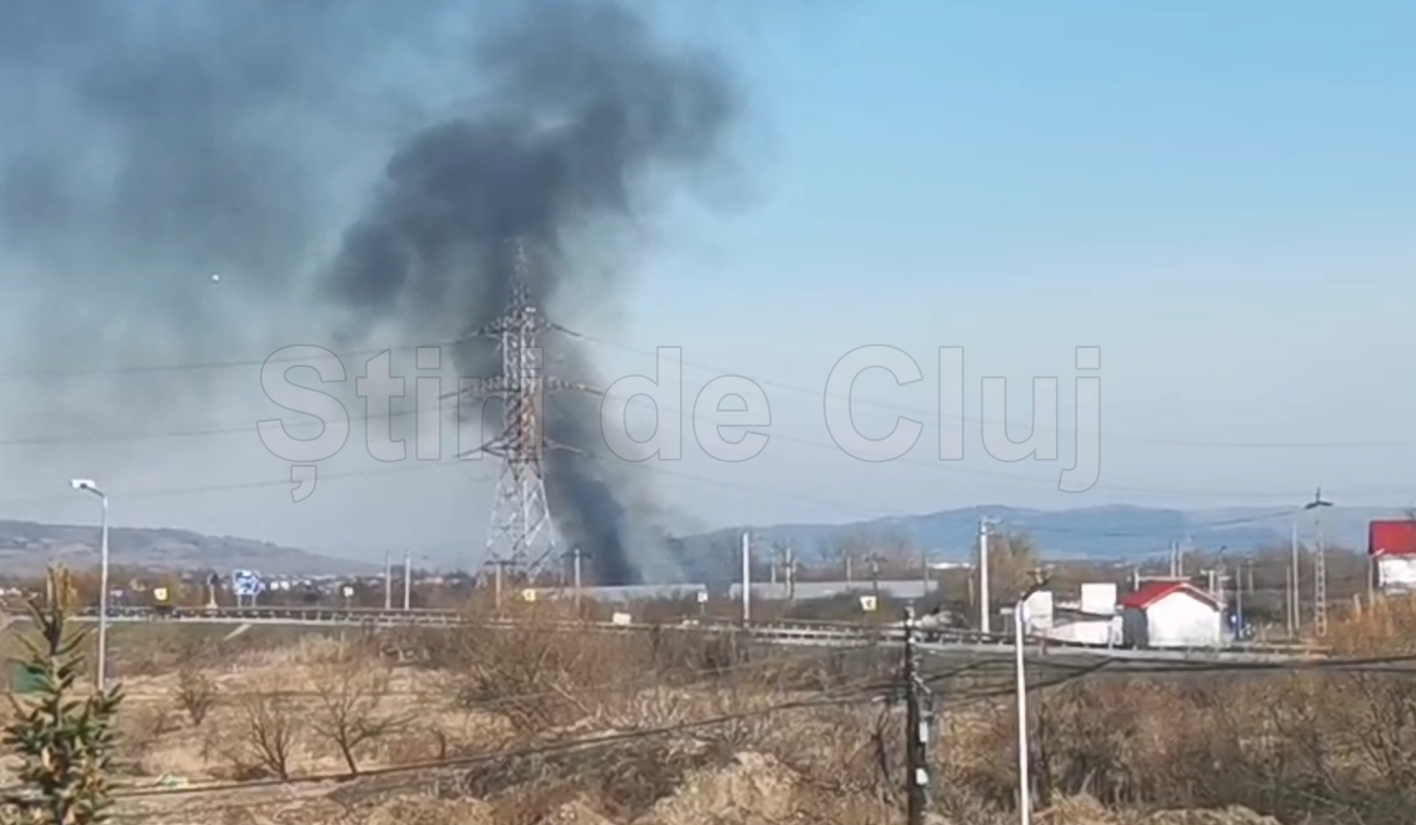 video incendiu de mari dimensiuni in apahida cluj fumul este vizibil de la distant e mari un echipaj de pompieri se indreapta in acest moment spre locul incidentului