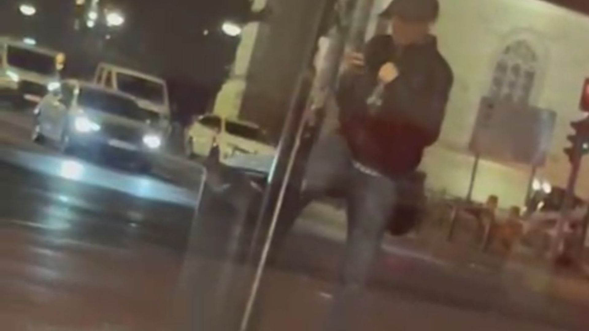 video intreaga scena seamana cu un film o bataie cu un tomberon un barbat s a confruntat cu un cos de gunoi in centrul clujului nu ne mai facem bine ce i o fi facut