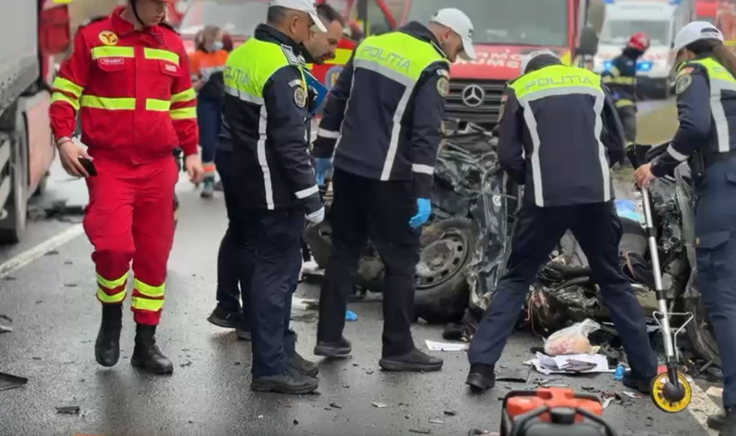 video traficul pe e81 a fost reluat pe ambele sensuri dupa accidentul tragic de la sinpaul cluj in care au murit 5 persoane printre care doi adolescenti