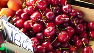 A sosit vremea platilor in rate cireselle sunt aici si costa 180 de lei pe kilogram