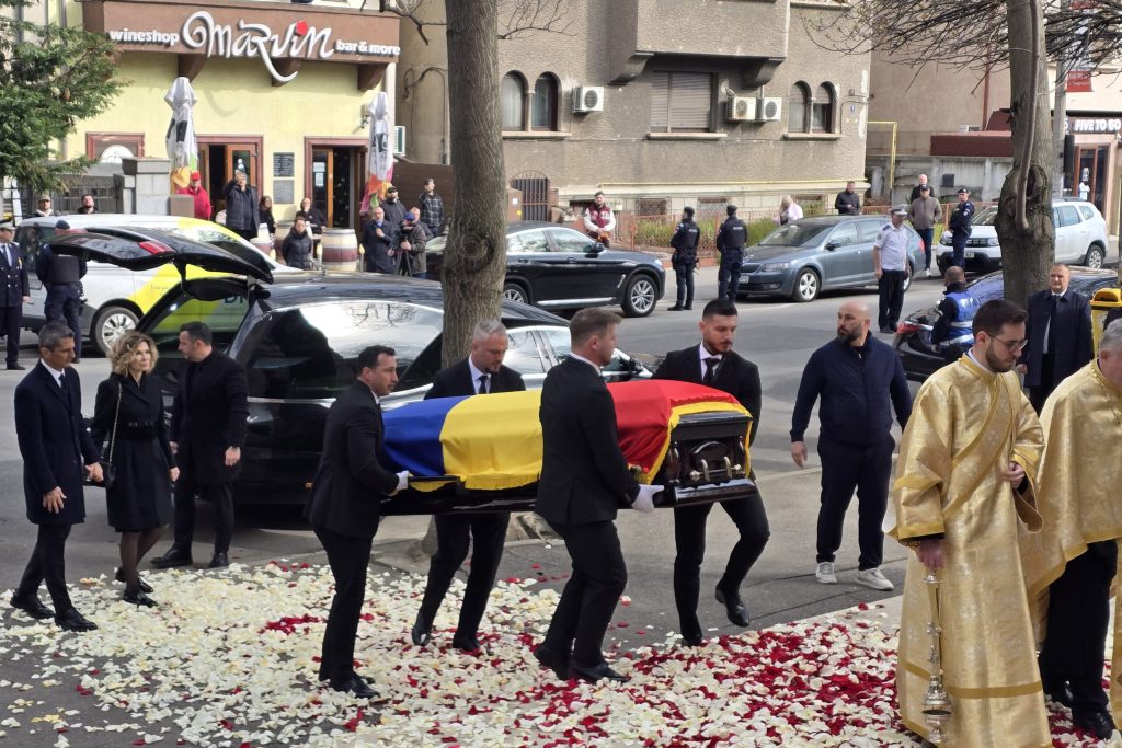 ACTUALIZARE Mircea Lucescu a fost inmormantat astazi cu onoruri militare Sicriul cu trupul neinsufletit a fost scos din biserica Gigi Becali Toata lumea a vorbit doar la superlativ A fost intr adevar un om extraordinar bun