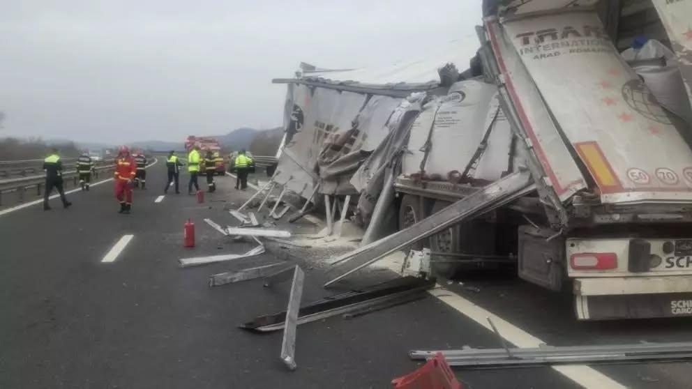 Accident intre doua TIR uri in Cluj Un sofer de 60 de ani a fost transportat de urgenta la spital dupa ce ambele vehicule s au distrus complet