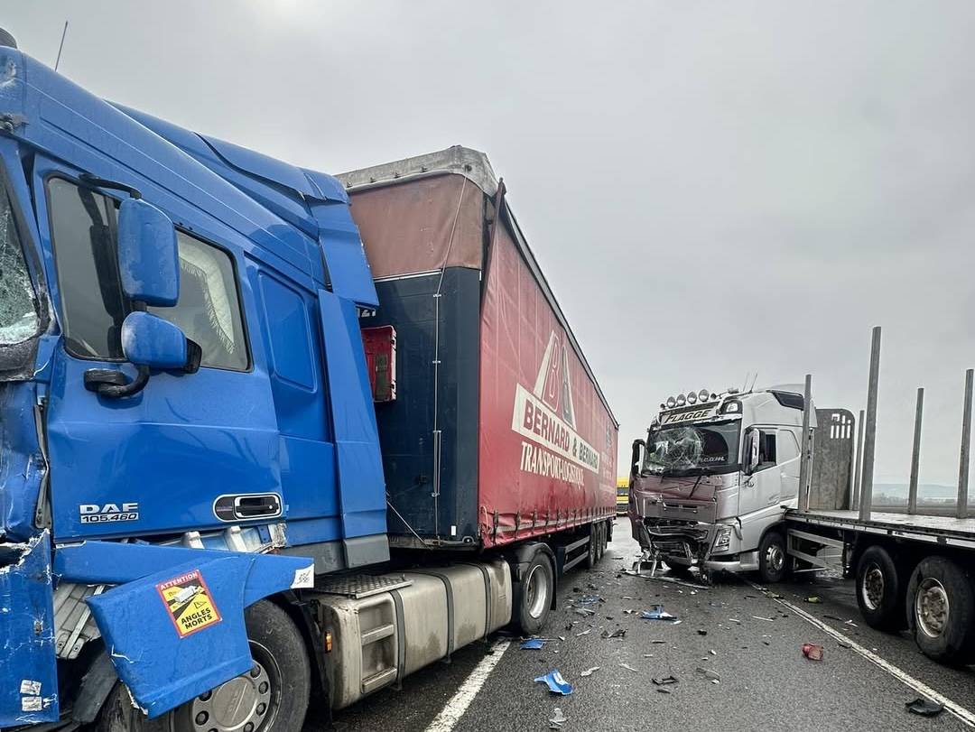 Accident intre doua TIR uri la intrarea in Cluj in Sannicoara Un sofer de 60 de ani a fost transportat de urgenta la SMURD dupa ce ambele camioane s au facut praf