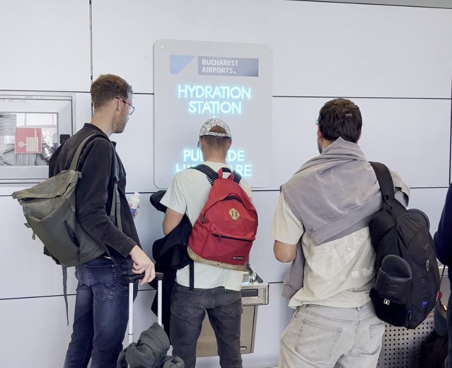 Apa gratuita pentru calatori Primele 10 statii de hidratare instalate in aeroporturile din Bucuresti
