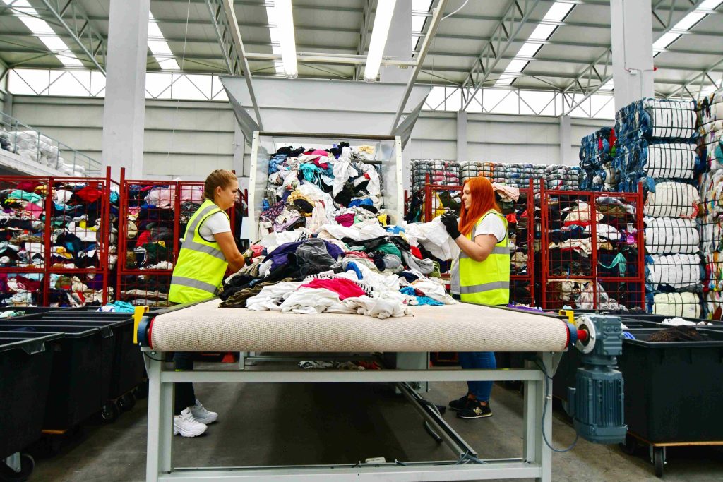 Ar putea sa ramanam fara magazine de produse second hand Proiectul de OUG al Ministerului Mediului privind produsele reutilizabile impune cerinte imposibil de implementat