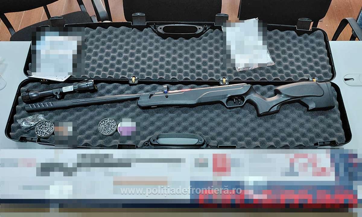 Arma cu aer comprimat si proiectile gasite intr un colet sosit din Cehia pe Aeroportul din Cluj