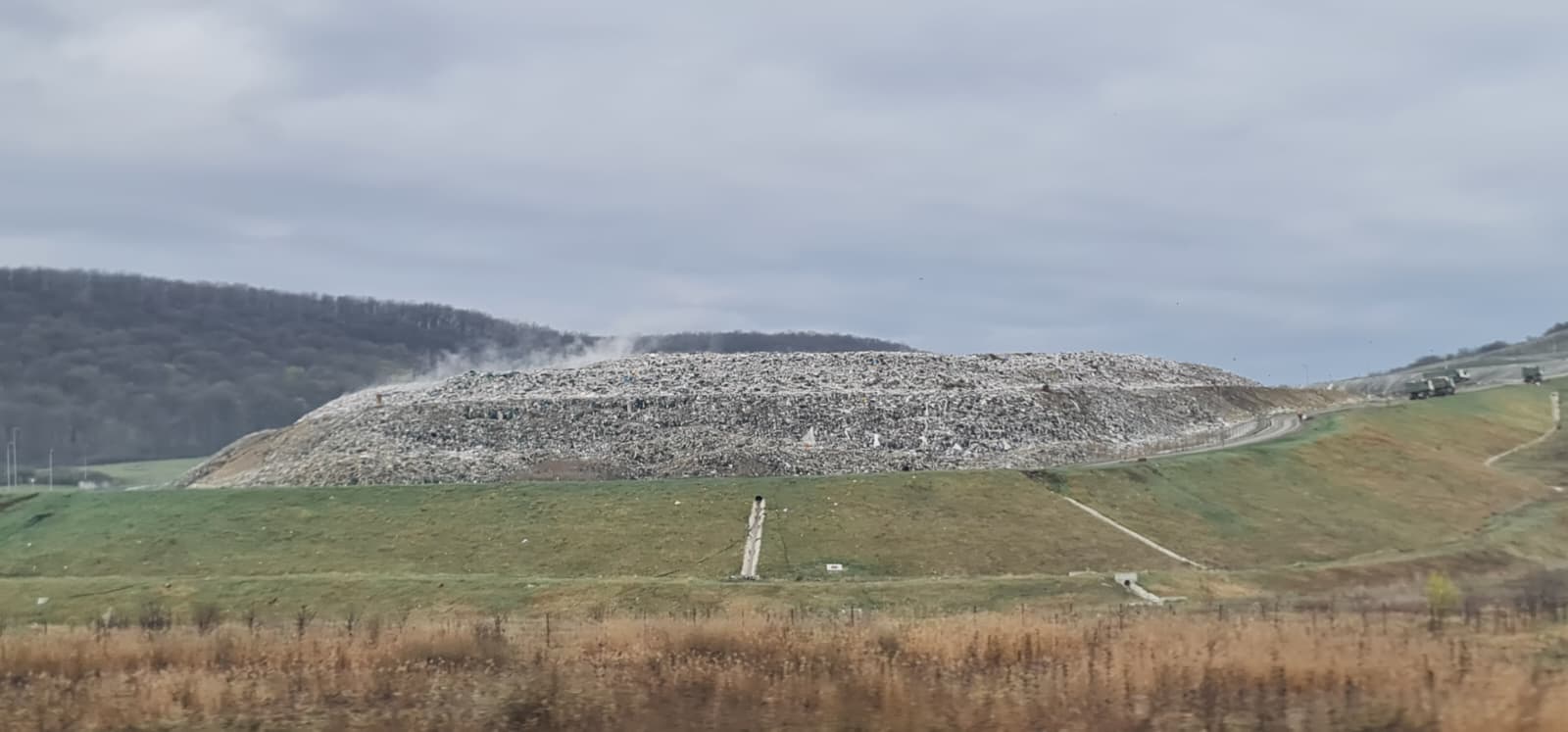 Clujenii contesta autoritatile in legatura cu mirosul insuportabil din Cluj Napoca Se ard gunoaiele Nu e din cauza ingrasamantului FOTO