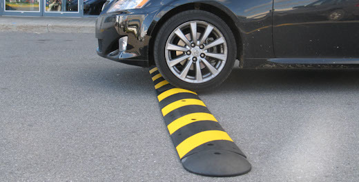 Cosmar pe o strada din Cluj Masinile circula cu viteza mare langa o cretza copiii sunt pe carosabil si nimeni nu ia masuri