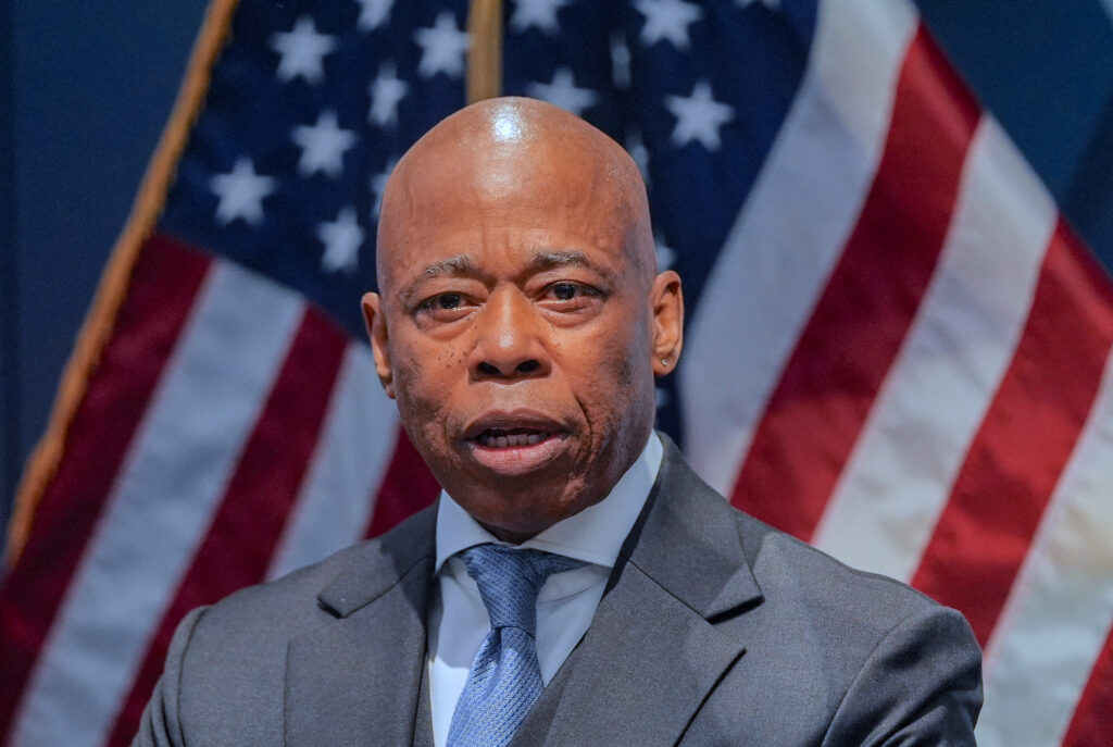 Eric Adams exprimarul orasului New York a obtinut cetatenia albaneza