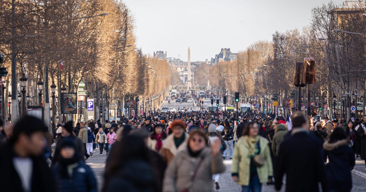 Franta nu va grabi planul de a pastra magazinele deschise de Ziua Muncii