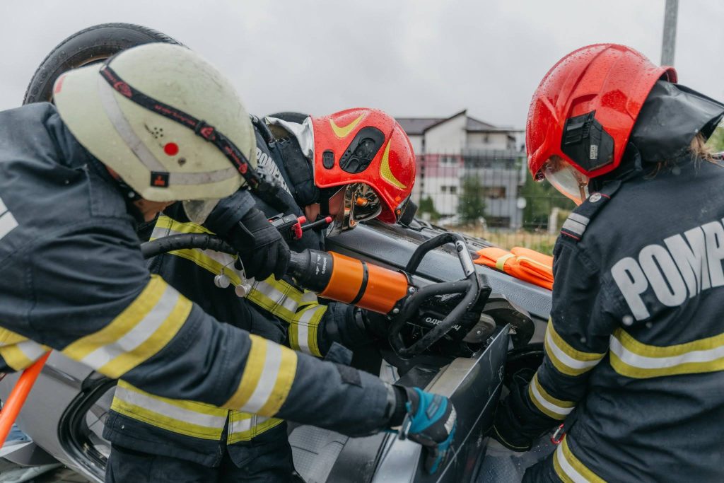 Haos pe drumurile judeului Cluj in weekend O masina complet distrusa de incendiu un motociclist spitalizat si doi raniti in urma unui accident noaptea in oras