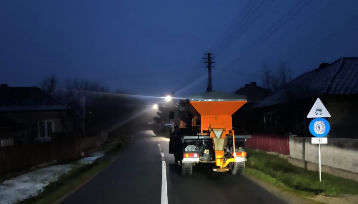 Iarna in aprilie in judetul Cluj Utilajele de deszapezire au actionat pe drumurile montane dupa ninsori si polei cazute pe timp de noapte