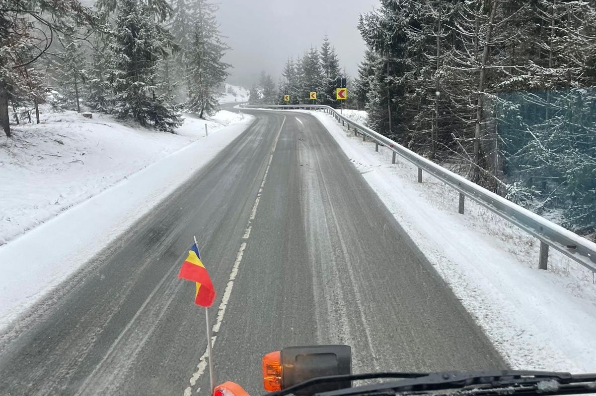 Iepurasul de Paste trebuie sa vina cu schiurile anul acesta Zapada pe drumuri chiar acum DRDP Cluj a mobilizat utilajele pentru siguranta soferilor