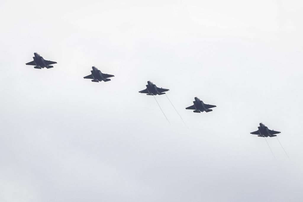 Iranul anunta distrugerea mai multor aeronave inamice in timpul operatiunii de salvare a pilotului american