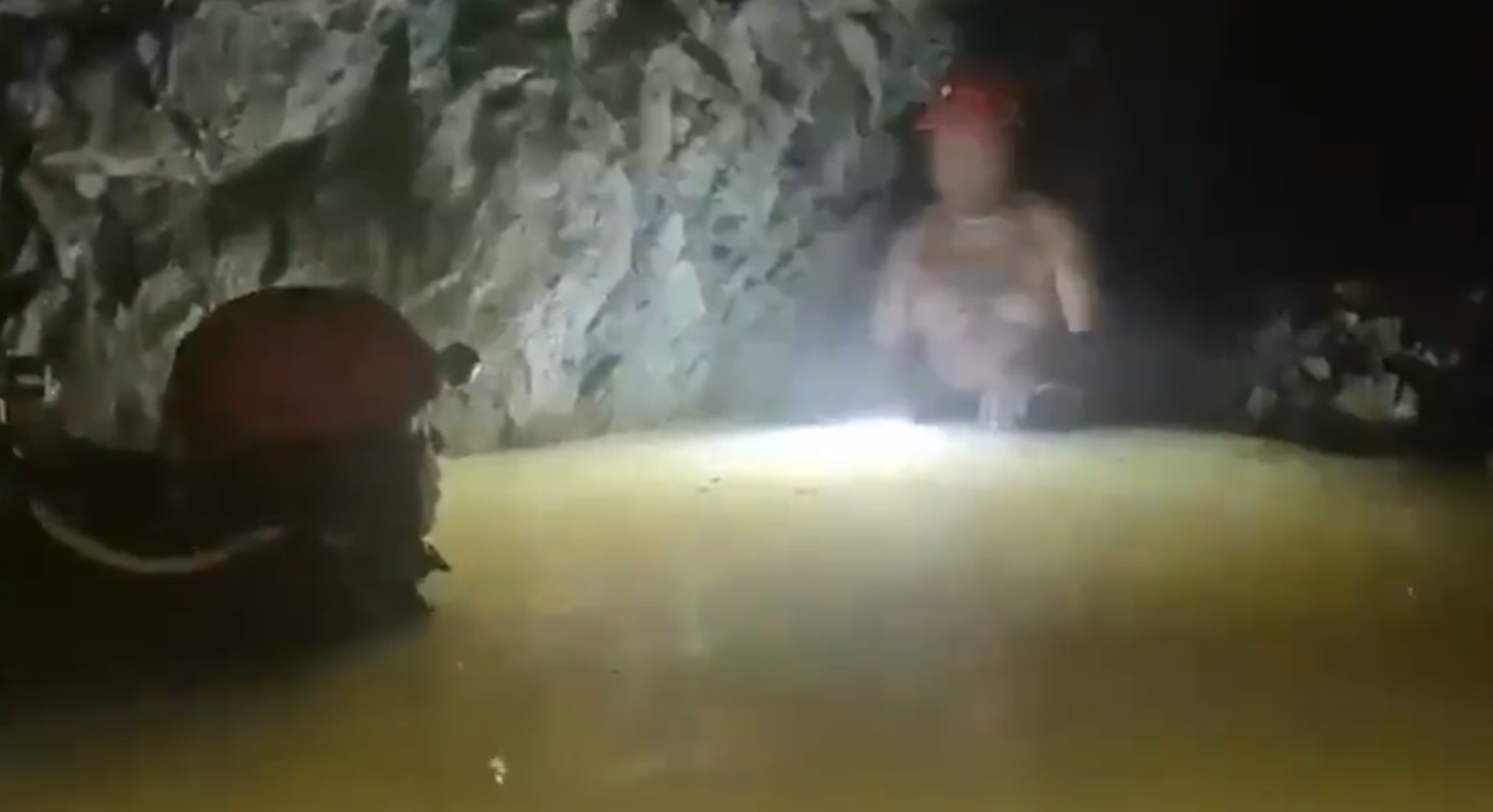 Miner salvat dupa 14 zile petrecute sub pamant in Mexic in urma prabusirii unei mine