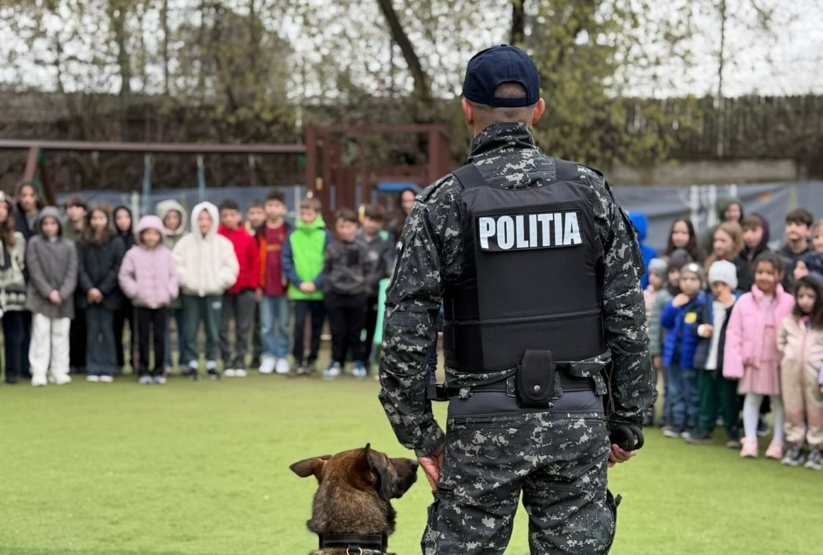Moment special intr o scoala din Cluj Copiii au invatat reguli esentiale de siguranta de la policisti si echipajele canine