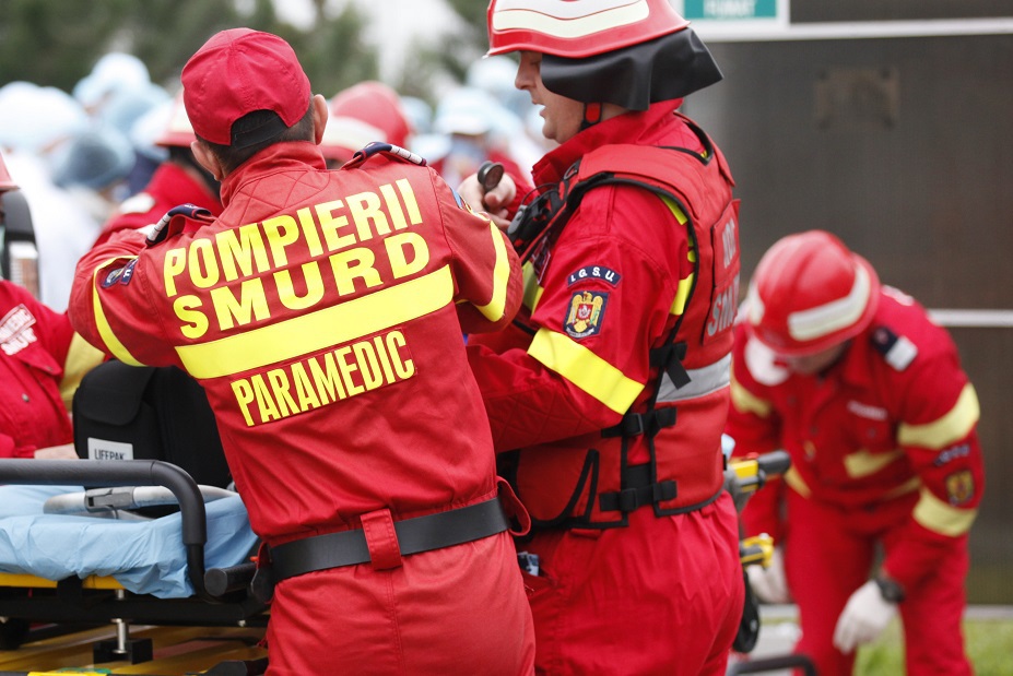 O elev a a cazut dintr un autocar in miscare dupa ce a apasat din intamplare un buton de urgenta