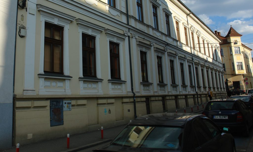 O mama cu carucior aproape lovita de o masina pe o strada din Cluj Napoca Noroc ca s a oprit la timp