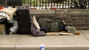 Oameni fara adapost au transformat o strada din Cluj intr un cosmar incendii de vegetatie amenintari cu cutitul si un tren oprit brusc in miezul noptii