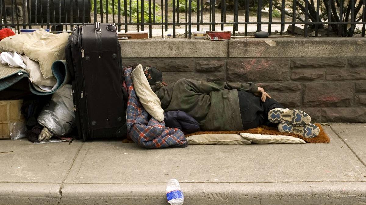 Oameni fara adapost au transformat o strada din Cluj intr un cosmar incendii de vegetatie amenintari cu cutitul si un tren oprit brusc in miezul noptii