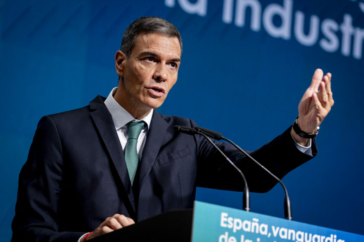 Partidul lui Pedro Sanchez isi consolidaza influenta datorita pozitiei anti razboi in timp ce sprijinul pentru extrema dreapta scade in sondaje