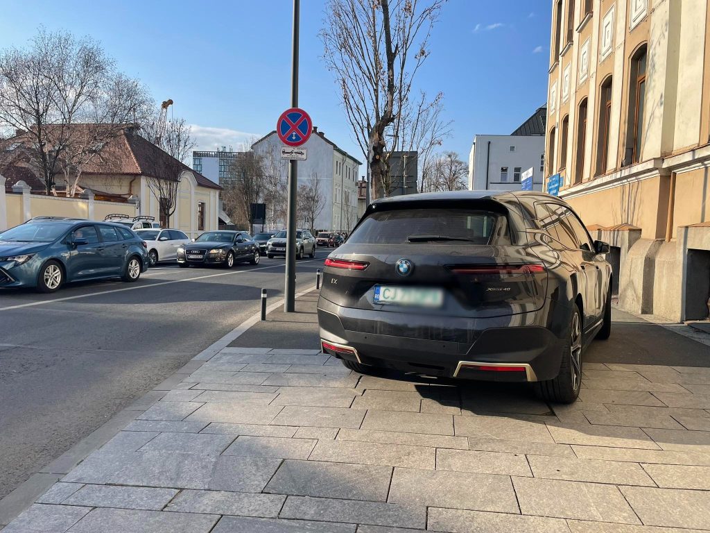 Performanta de nota 10 in nesimtire Un clujean cu BMW a parcat pe trotuar obligand pietonii sa circule pe sosea