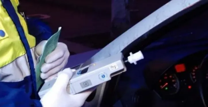 Pericol pe patru roti Un sofer baut a fost prins de politie in Cluj dupa ce a cauzat un accident Barbatul a fost arestat