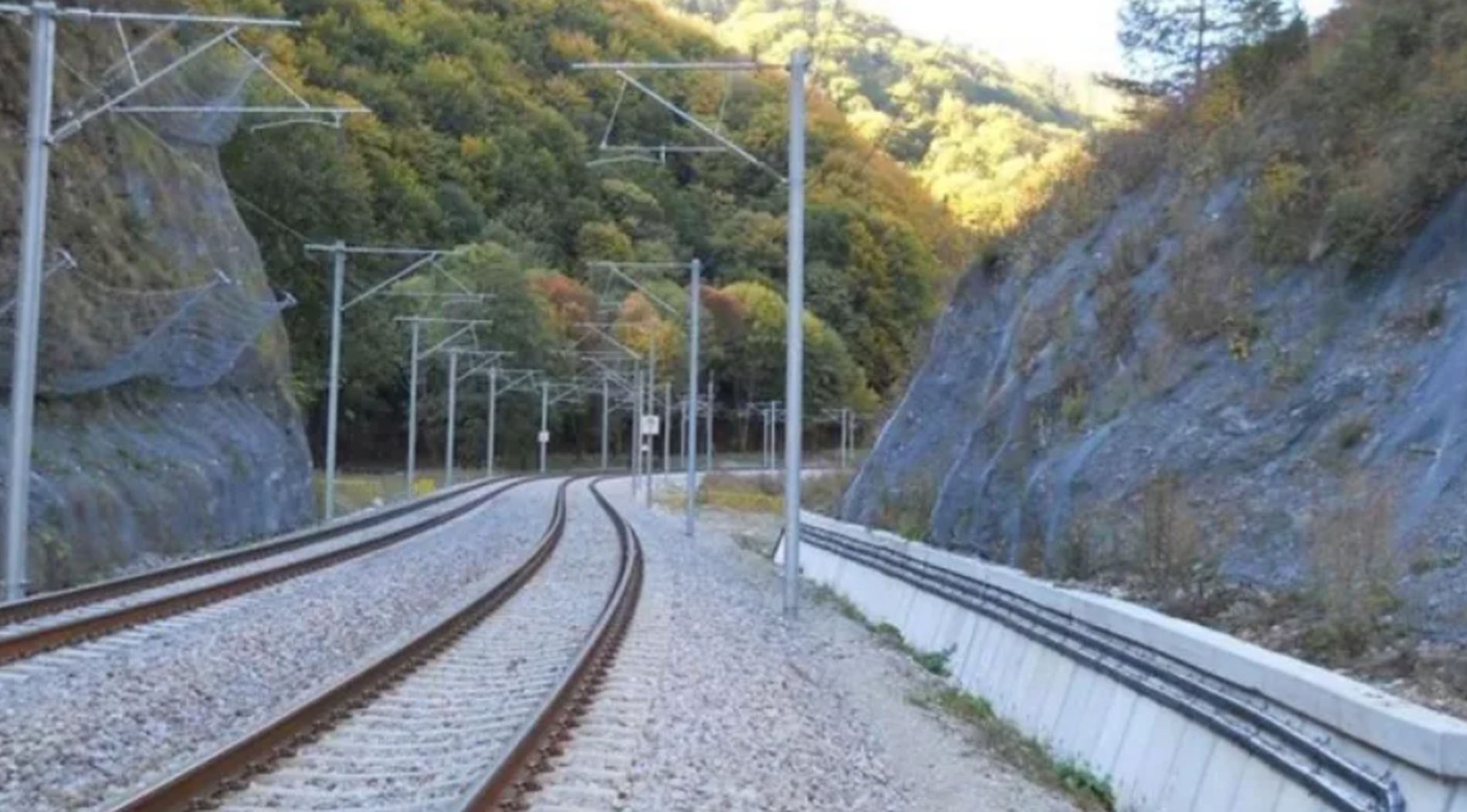 Progres de 14 kilometri pe traseul Cluj Oradea Trenurile revin pe o sectiune Un nou pas in modernizarea strategica a caii ferate